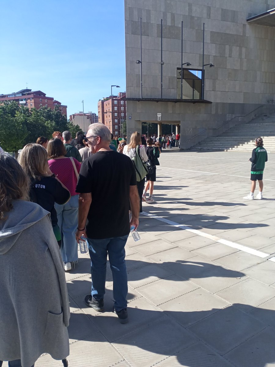 indierock_mag's tweet photo. Cues per entrar al primer partit de l'història del @Penya1930 a la máxima divisió femenina perquè ens fan entrar per un lateral i una sola porta... Quina falta de respecte envers elles. Vergonyós!!! https://t.co/WrWL04FhWk