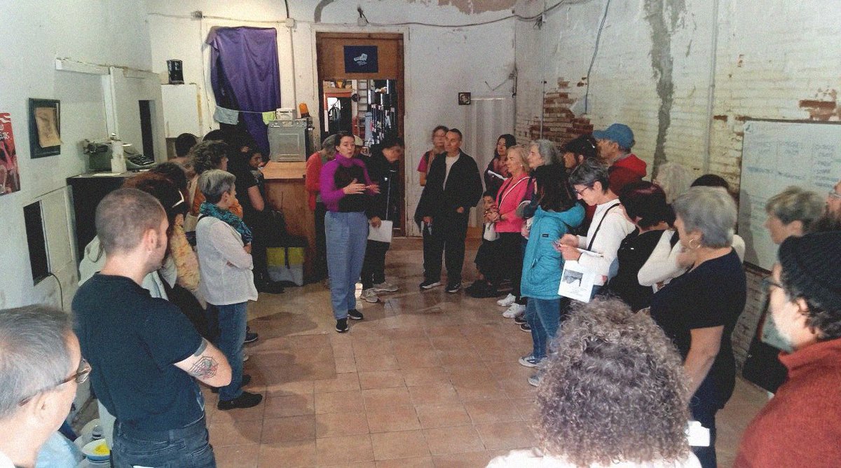 Avui hem tingut el plaer d'acollir les més de 30 membres del Grup Excursionista l'Albada, que han pujat a #Vallcarca a fer una passejada guiada. Els hem  fet unes pinzellades del passat, present i futur del barri, de la seva organització popular i les seves lluites.

#Vallcarca