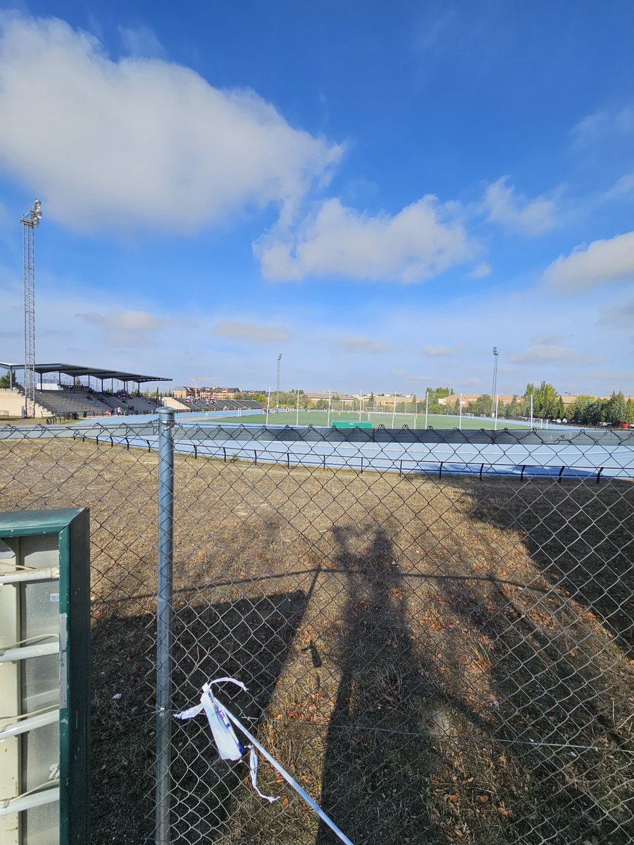 Adri00970's tweet photo. @fgonzalezjaen @AytoPinto Ni una sola alma en la pista de atletismo, como siempre... No será porque cuesta 4 euros por correr un día. En otros municipios es gratis y se crea un ambiente increíble. No sería mejor promover el deporte gratuito para todos? https://t.co/QA5A01Q39Q