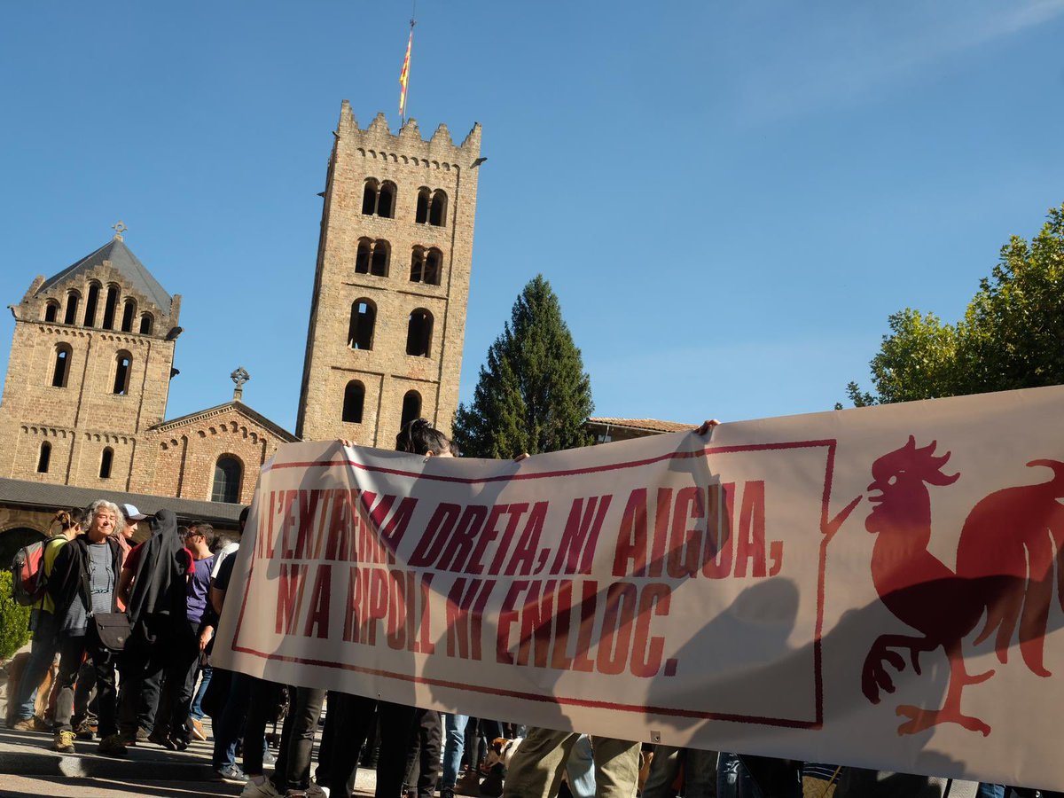 xavier_torrens's tweet photo. 📣 Protesta a #Ripoll contra Sílvia Orriols, Aliança Catalana i l’extrema dreta pel tancament de #lametxa
📢 Lemes en defensa de @lametxaripoll:
#NoTrauranLaMetxaDelsCarrers #StopAC #StopIslamofobia #ProuRacisme #ProuXenofòbia #StopIdentitaris #NoAlRacisme
#CapPersonaÉsIlegal https://t.co/5ZaULY6iWe