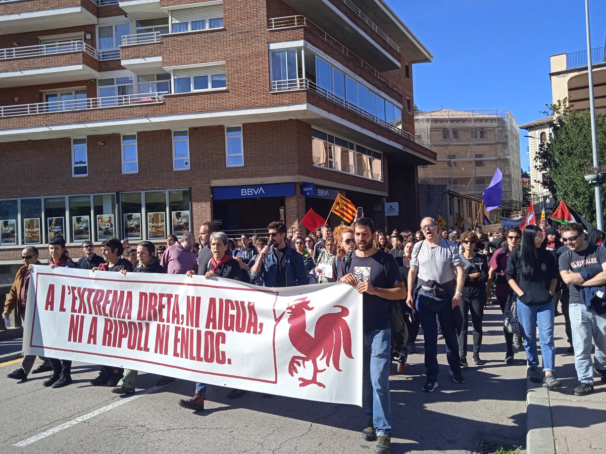 Endavant_OSAN's tweet photo. 💥 A l'extrema dreta, ni aigua! 

Més d'un miler de persones en un clam antifeixista avui a Ripoll

Feixisme ni als Països Catalans ni enlloc! 👊 https://t.co/CtiPTi6XLO