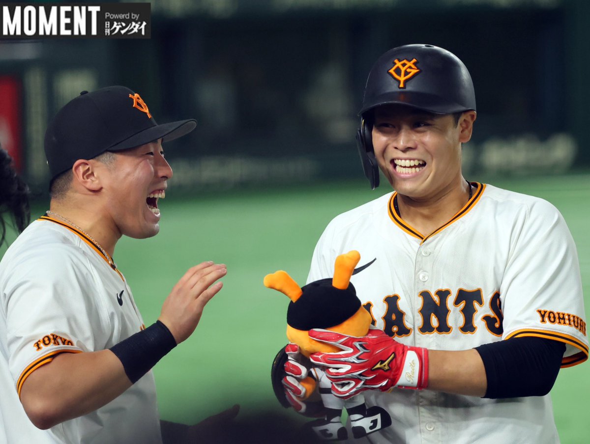 MOMENTbygendai's tweet image. 【10月20日♢ #CSファイナル 第5戦 #読売ジャイアンツ 対 #横浜DeNAベイスターズ ♢ #東京ドーム】
5回裏 #中山礼都 のソロ本塁打でジャイアンツ先制
#浅野翔吾
#giants
#giants_90th
#巨人
#baystars
#プロ野球
#CSファイナルステージ