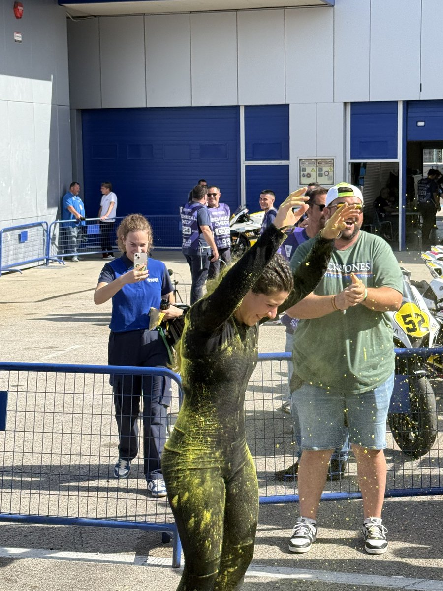 Així, tenyida de groc, ha celebrat <a href="/pakitaruiz46/">Pakita Ruiz Vidal</a> amb els seus seguidors el final del mundial. Gran P5 a la segona cursa de Jerez i P6 a la general. Les millors imatges al <a href="/IB3noticies/">IB3 Notícies</a> migdia <a href="/EsportsIB3/">Esports IB3</a>