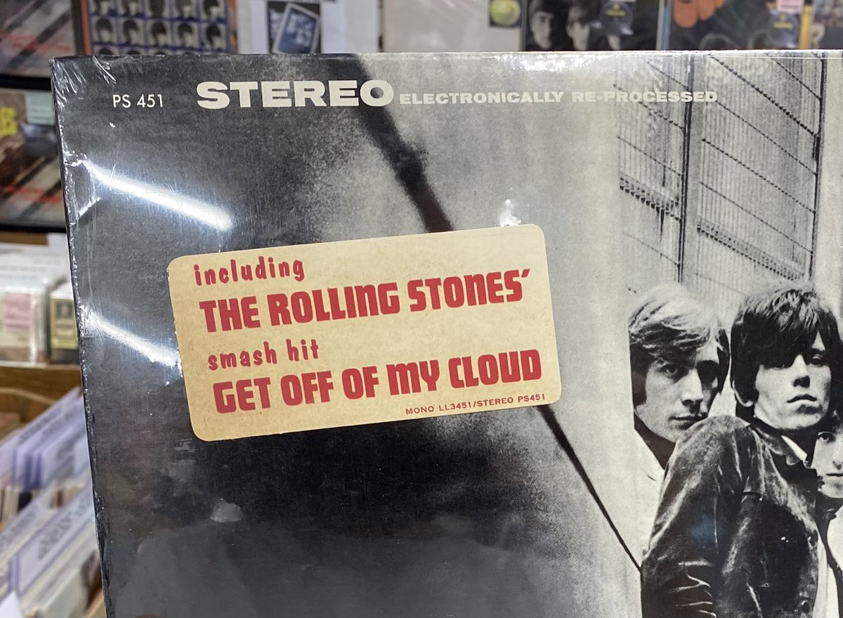 今さら聞けないレコード用語辞典】 Hype Sticker（ハイプ・ステッカー） ジャケットの上に貼り付けられた広告宣伝用のステッカーのこと。  多種多様なバリエーションが存在していますが、とりわけ「ヒット・シングル〜収録！」みたいなパターンが多くて……（続く）