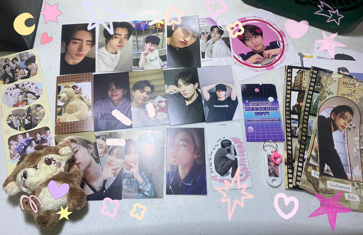 crexia_'s tweet photo. always the best ang inclusion I really love it especially the guitar pick necklace 🤩 ang dami ko kinuhang freebies hahaha thank u for making this cse possible 💓@allforenhaph 
#InLoveWithHee https://t.co/zWMWInKhbP