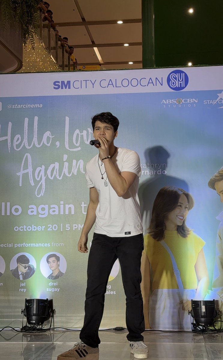 LOOK: #Blackburn serenades the crowd of SM City Caloocan at the #HelloLoveAgain mall show! ✨️

#Blackburn_Tabi #RobBlackburn #StarPopPH #TatakStarMagic