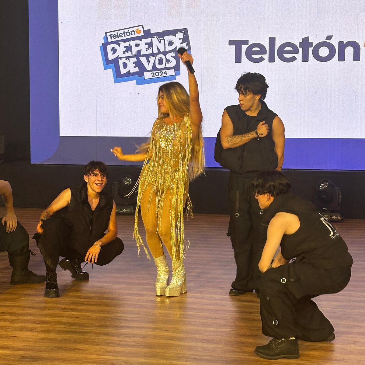 TeletonSV's tweet image. Cerramos nuestra noche con talento nacional e internacional de @julissaventurasv @alamcupido @salsalvadorsv 🎤💛💙

¡Juntos hacemos la diferencia! #DependeDeVos 📷📷
