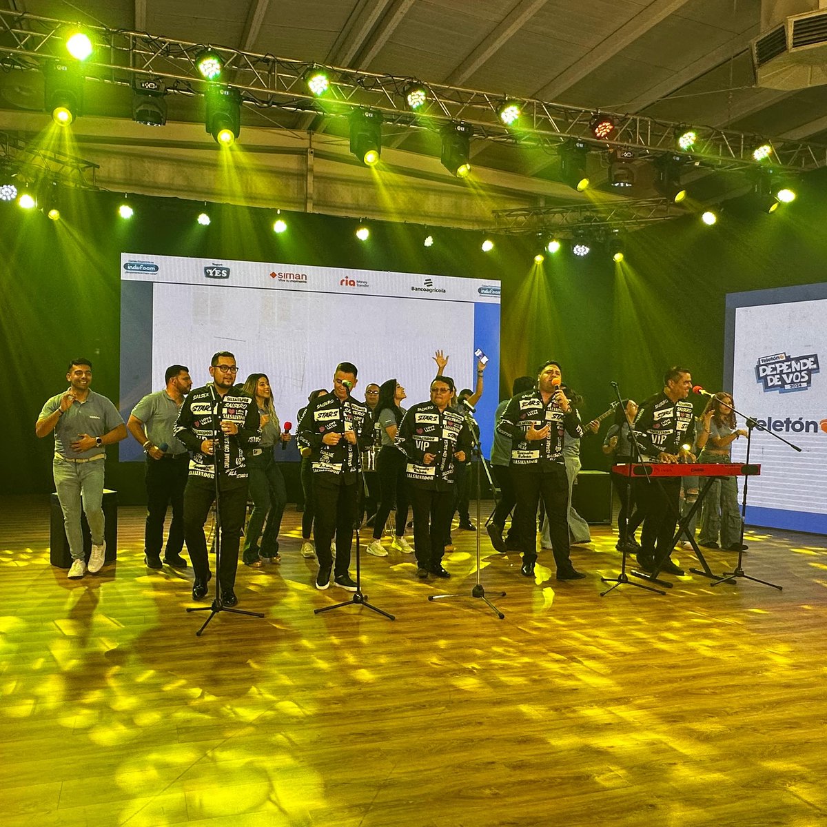 Cerramos nuestra noche con talento nacional e internacional de @julissaventurasv @alamcupido @salsalvadorsv 🎤💛💙

¡Juntos hacemos la diferencia! #DependeDeVos 📷📷