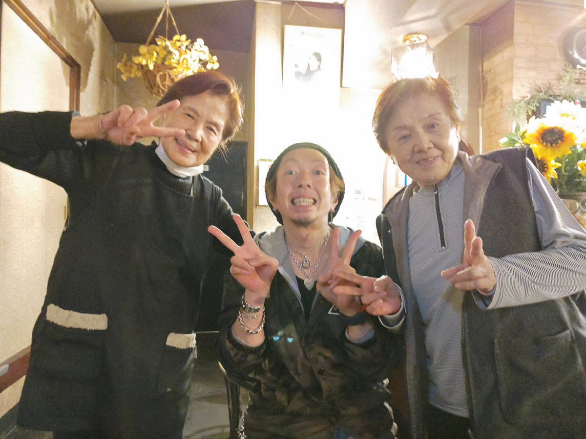 Hi_rock1979's tweet photo. Apr14.2024
この春、3日間に渡る小山町の旅を終え
その3日間に通ったドライブイン富士。
最終日に一緒に写真を撮らせてもらったヨ👍
#シーン動画 #ドライブイン富士
#静岡県駿東郡 #小山町生土
#GoPro8 #MacBookAir #FinalCutPro
#Hi_rock1979 #YouTube #Crazy4Yasu #Friend https://t.co/9MDxyCh02k