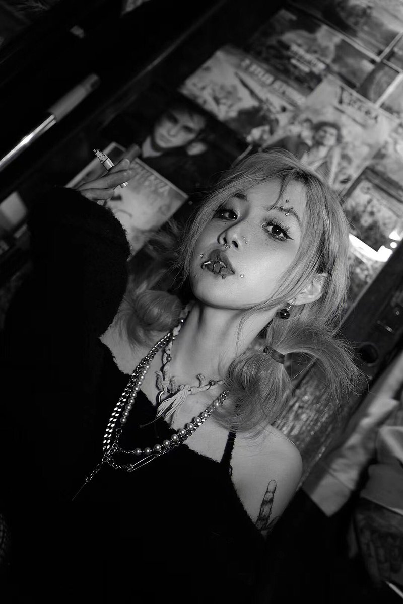 总裁把亚比女"丢在床上，愤怒的扯下了她的哥特发夹，铆钉项链，条纹围巾，暗黑手袖，欧美手环，朋克戒指，y2k腿环，摇滚皮带，绑带短裙，黑色打底裤，蕾丝腿套，辣妹绑带袜，十二厘米超厚铆钉厚底鞋，然后累的睡着了。
#大理穿孔 #大理纹身穿刺 #纹身穿刺