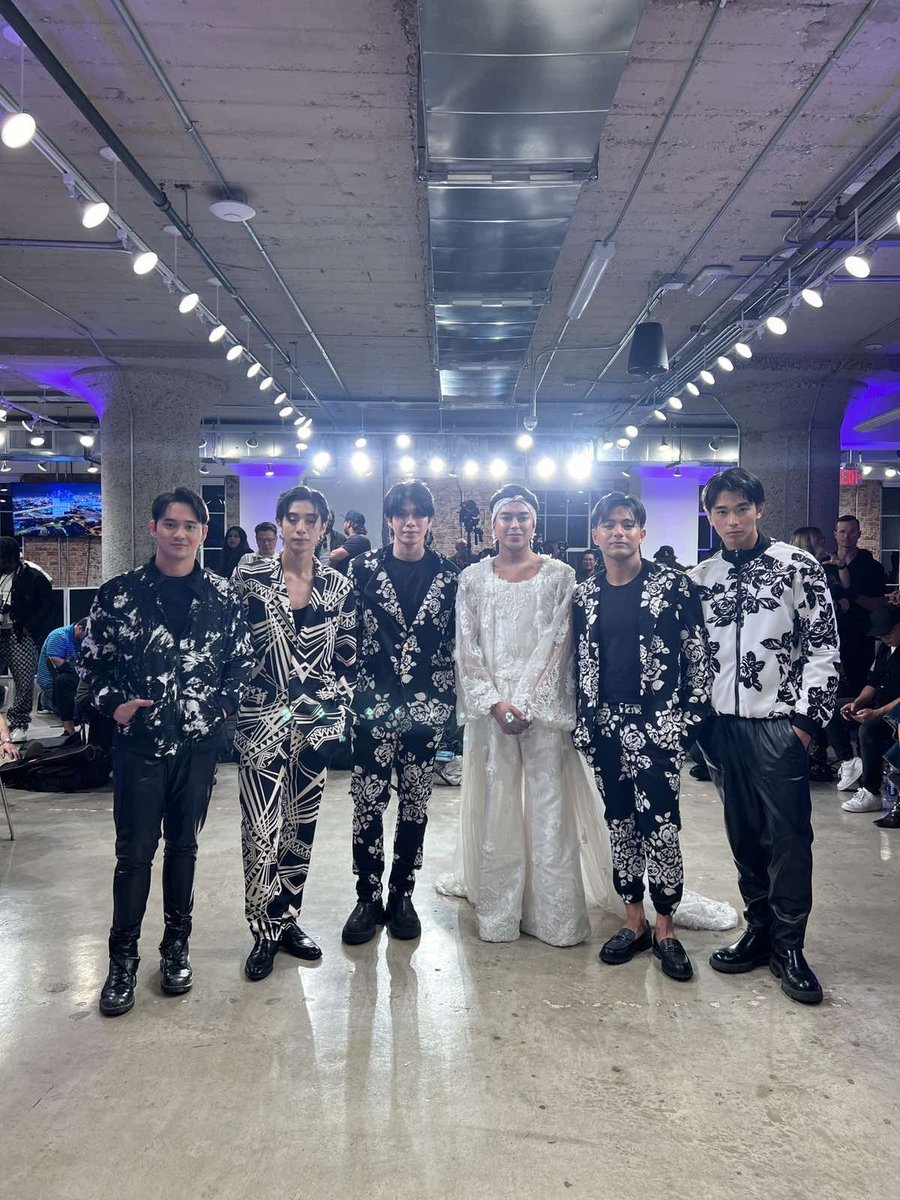 Looking good, boys!   

LOOK: <a href="/bgyo_ph/">BGYO_PH</a> closed the show of Kenneth Barlis at LA Fashion week in the United States. | via <a href="/annacerezo_/">Anna Cerezo</a> 

(📸: Jovy Aberion)