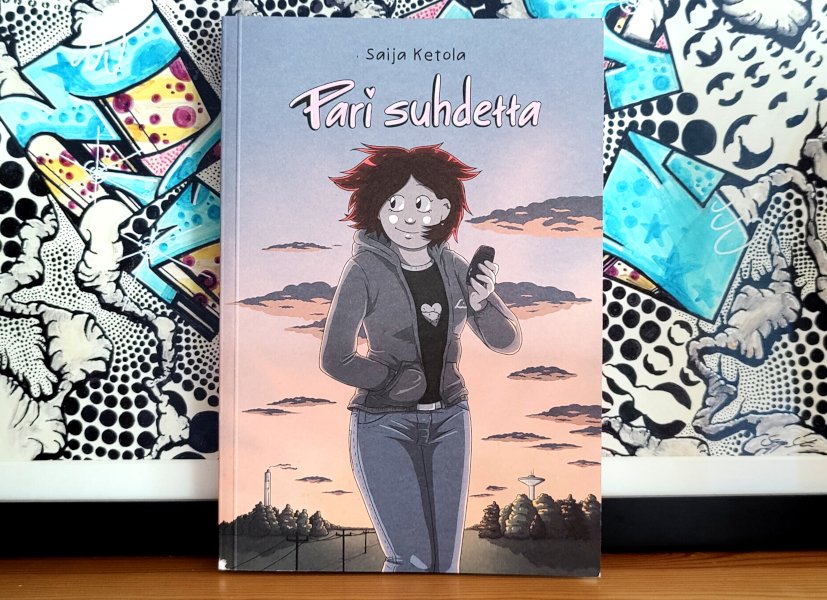 soneero's tweet photo. Hyllyy: Tule nostalgian vuoksi, jää lempeän ymmärtäväisen nuoruusmuistelon vuoksi. Pari suhdetta herätti minussa tosi paljon äänireaktioita, sekä lempeää höhöttelyä että tuskaista ähinää #sarjakuvat https://t.co/KIdTyhzED1 https://t.co/scYEQkqMZf