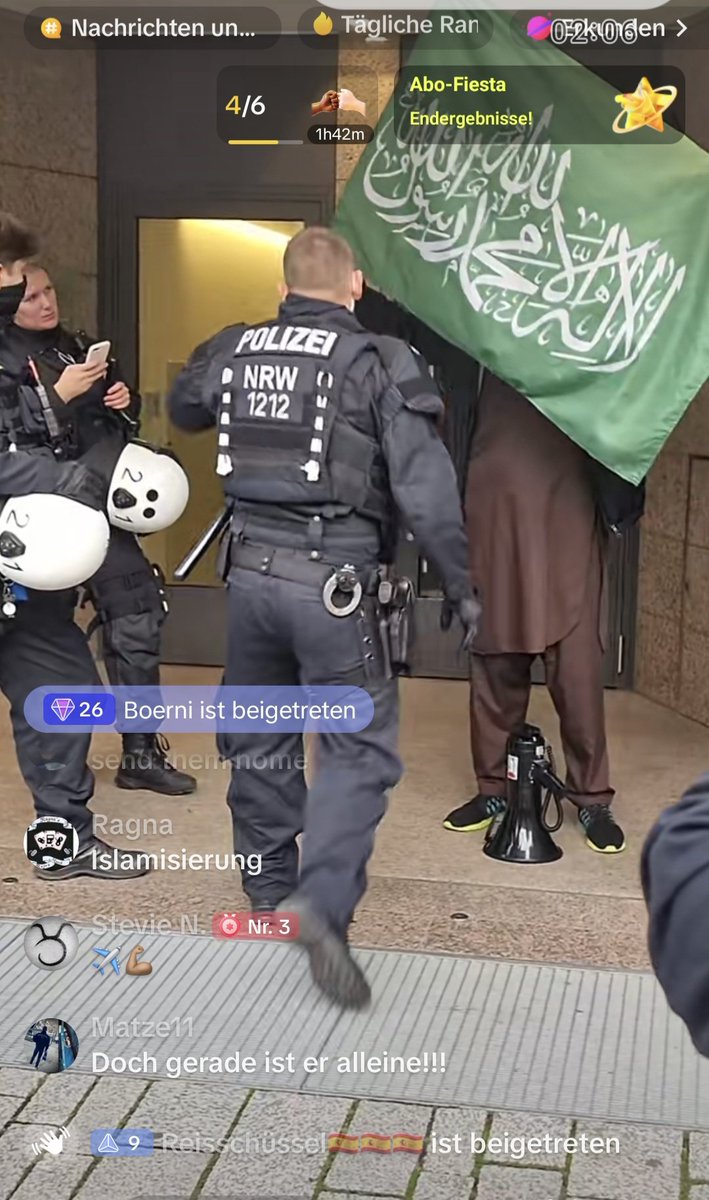 KoelnAnonymous's tweet photo. 🧵islamistisch-Radikale Gefährder wie #Hamza tragen auf der #antisemitischen #ProTerror Demo in #Düsseldorf den #Hamas Terror offen zur Schau.Nach Überprüfung des Staatsschutz kam dieser zum Ergebnis "nicht verboten" Unfassbar 😡 Paragraf 86 StGB vergessen? #dus1910 https://t.co/iIfqR2WfNT