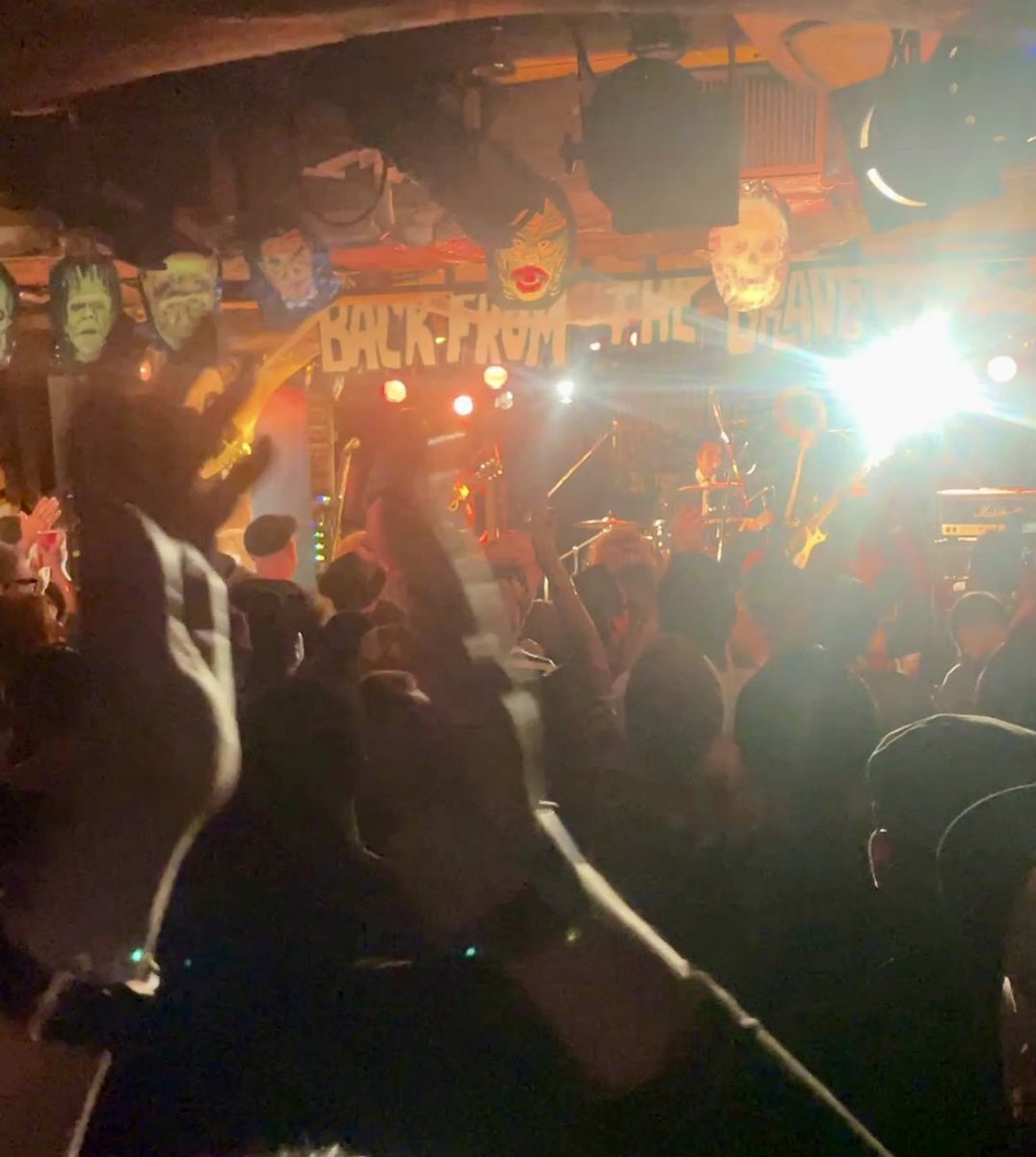 warpman100's tweet photo. 静岡着!!
Back From The Grave
Halloweenball2024
ありがとうございました！
とにかく始終最高だった。
世界各国のバンドやお客さんが入り交じってて完全な異空間が作りあげられてた。海外行った気分になれる最高のフェスでした。

次回は11/8 ニンカン初のフリーキーショーです！詳細はまた https://t.co/sHaUqJh6b5