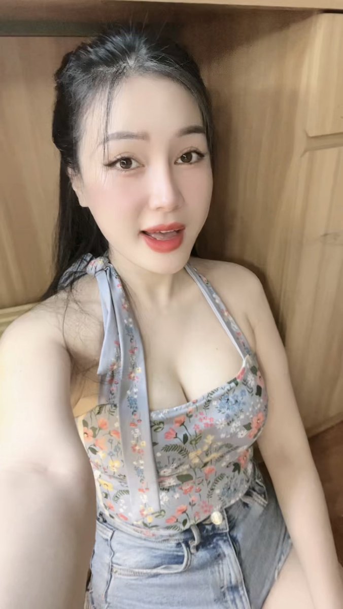 Gxxxx00's tweet photo. Làm bạn được không🥳🥳
Dáng không nuột, nên sợ tuột mất anh 😫😫 https://t.co/DQisyWzJew