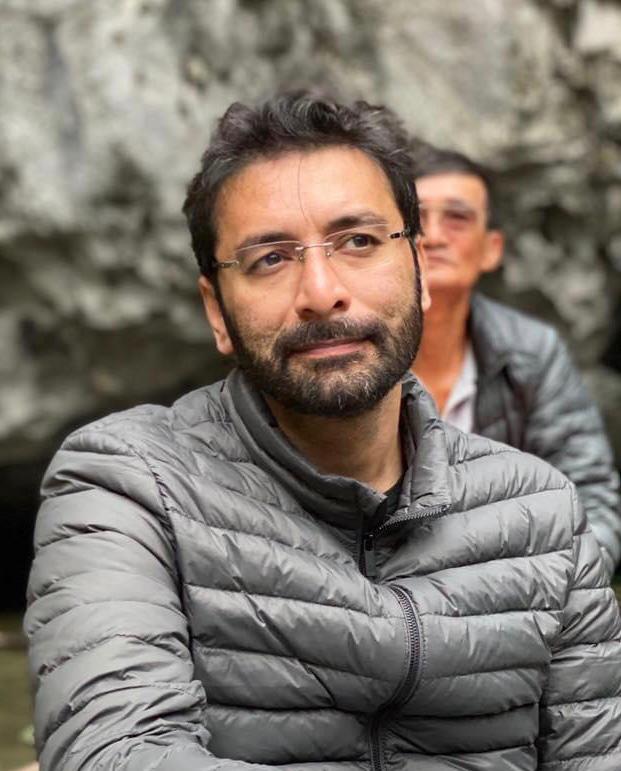 یہ ہے مردان سے تعلق رکھنے والا فیصل سلیم جو عمران خان کے نام پر سینیٹر بنا تھا اور اب عمران خان سے ہی غداری کرنے جا رہا ہے۔

اس ضمیر فروش کو اتنا وائرل کریں کہ بچے بچے کو اس کا چہرہ یاد ہوجائے