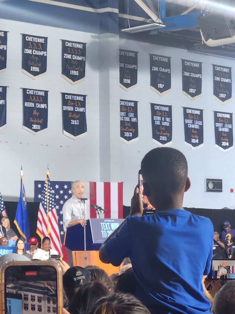 killakelzo's tweet photo. @BarackObama tonight showing what true leadership is! #representationmatters #HarrisWalz2024 #harrisrally #Obama #LasVegas https://t.co/30SKFrUkPY