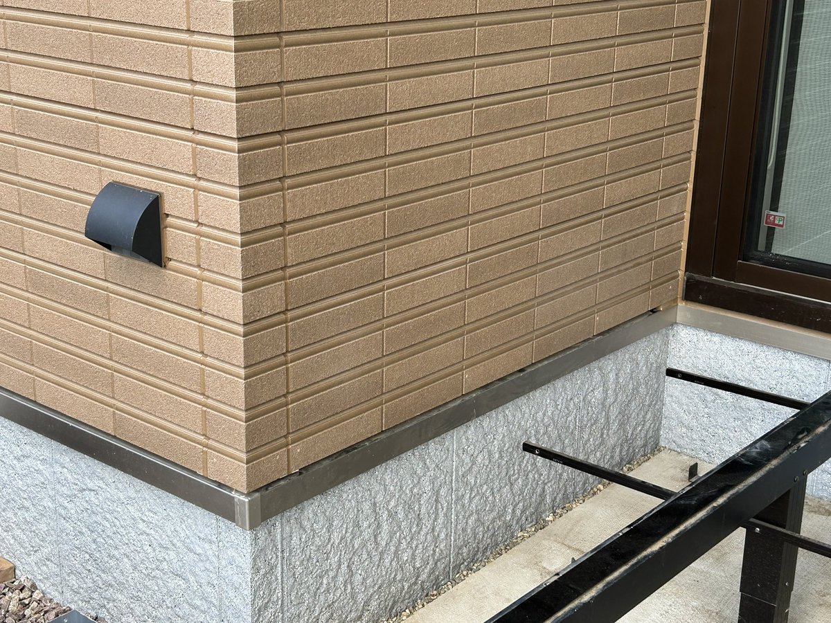 Micky1209's tweet photo. そいや、時間はかかったけど、ようやく破損した外壁の修繕が終わりました。
自己負担なしで落ち着いたのでよかった。 https://t.co/tQB2bVtxWE