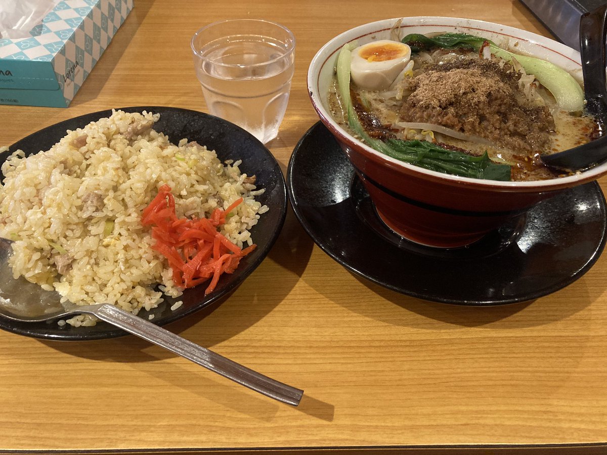 kokorowarmer's tweet photo. 子安

らーめん橋本食堂

【限定21日まで】
橋本の担々麺(大)

ミニチャーハン(ノーマル)

限定食べに遅めのお昼ホーム突入
豚骨スープを使ってて
橋本の品が美味しくない筈がない
豚骨スープからか豆乳からなのか
スープがまろやかでトロみが
麺に絡んで美味しかった
今日もたかちゃんありがとう👍 https://t.co/FO6qDHWGJq