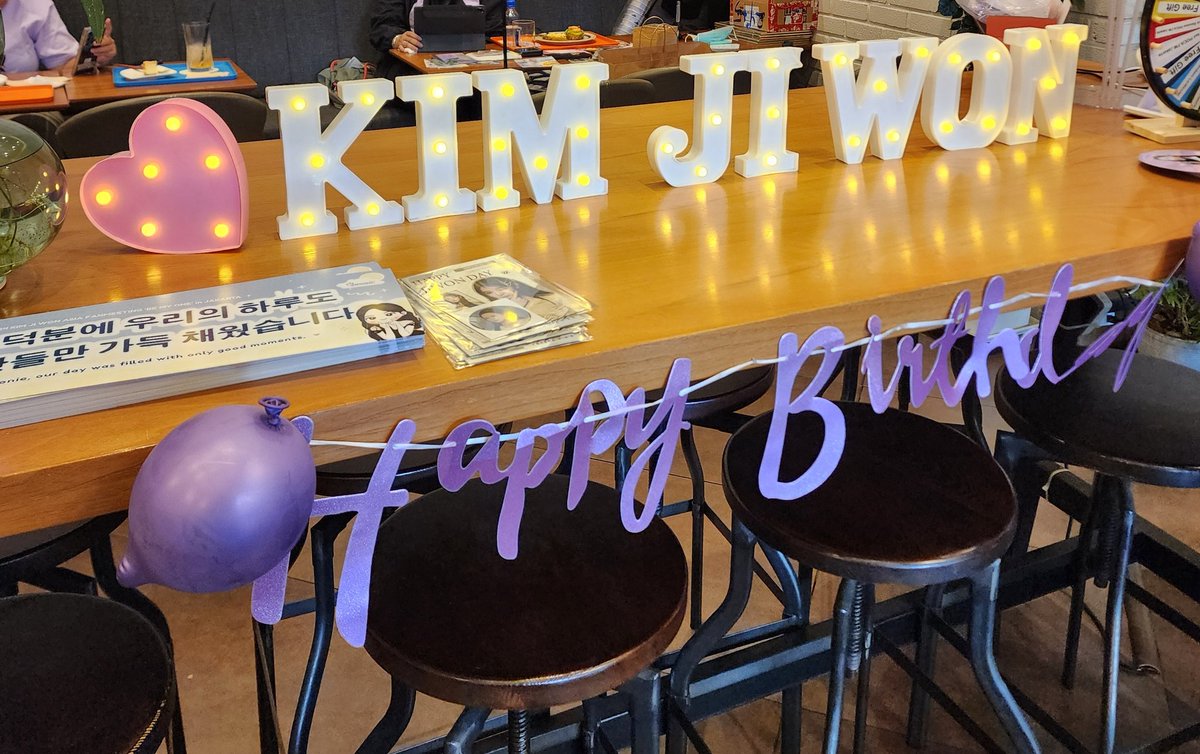 🎈 제이스커피나인 학동
뜨개꿀벌 너무 귀엽잖아요🐝 인도네시아동댕분 넘 친절하시고 룰렛 돌려 자카르타포카 뽑은거 실화냐구요ㅠ 2번 다 다른거 뽑아서 행복했어요☺️ 자카르타는 못갔지만 포카는 가졌으니 너무 만족해요
#김지원 #KimJiWon 
#HappyJiwonDay 
#HappyGeewoniiDay
#geeWONderful_Day