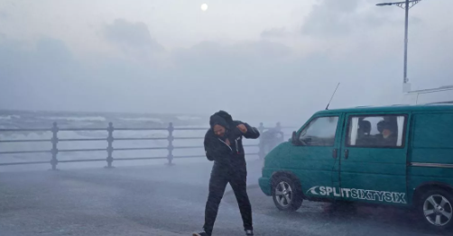 DailyMirror's tweet photo. Storm Ashley: Exactly where 80mph weather bomb due to strike UK today
https://t.co/oId0QfR19B https://t.co/ILPe4no0Tk
