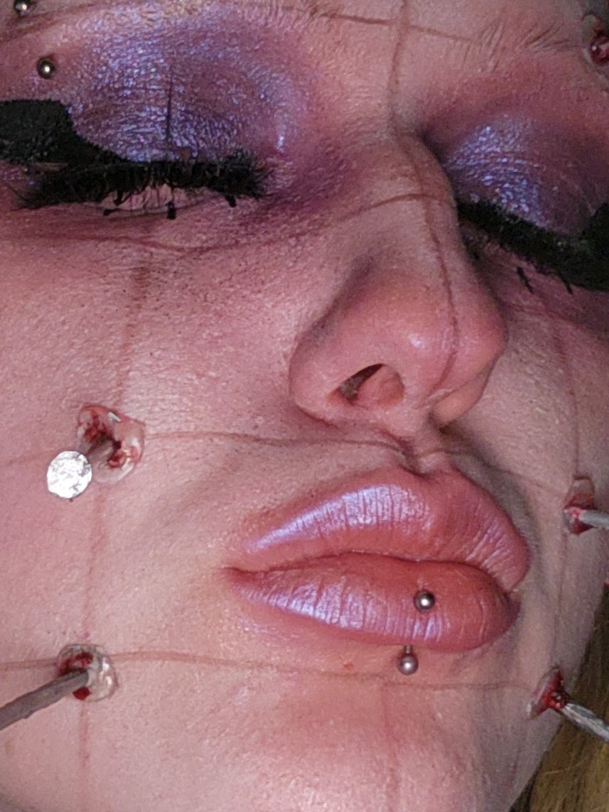 longjomsilver's tweet photo. A close up for your consideration (I put my eyeshadow on my lips too) https://t.co/u81Uo3dU1s