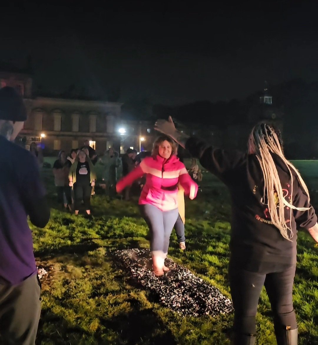 runawaygirl248's tweet image. We did the #Firewalk! And I enjoyed it so much, I did it a second time (that's this video) 😄
Absolutely buzzing! Fab evening with an amazing coaching session from Kate Grosvenor on mindset beforehand 😍
Amazing to do the firewalk with such an inspirational group of people!