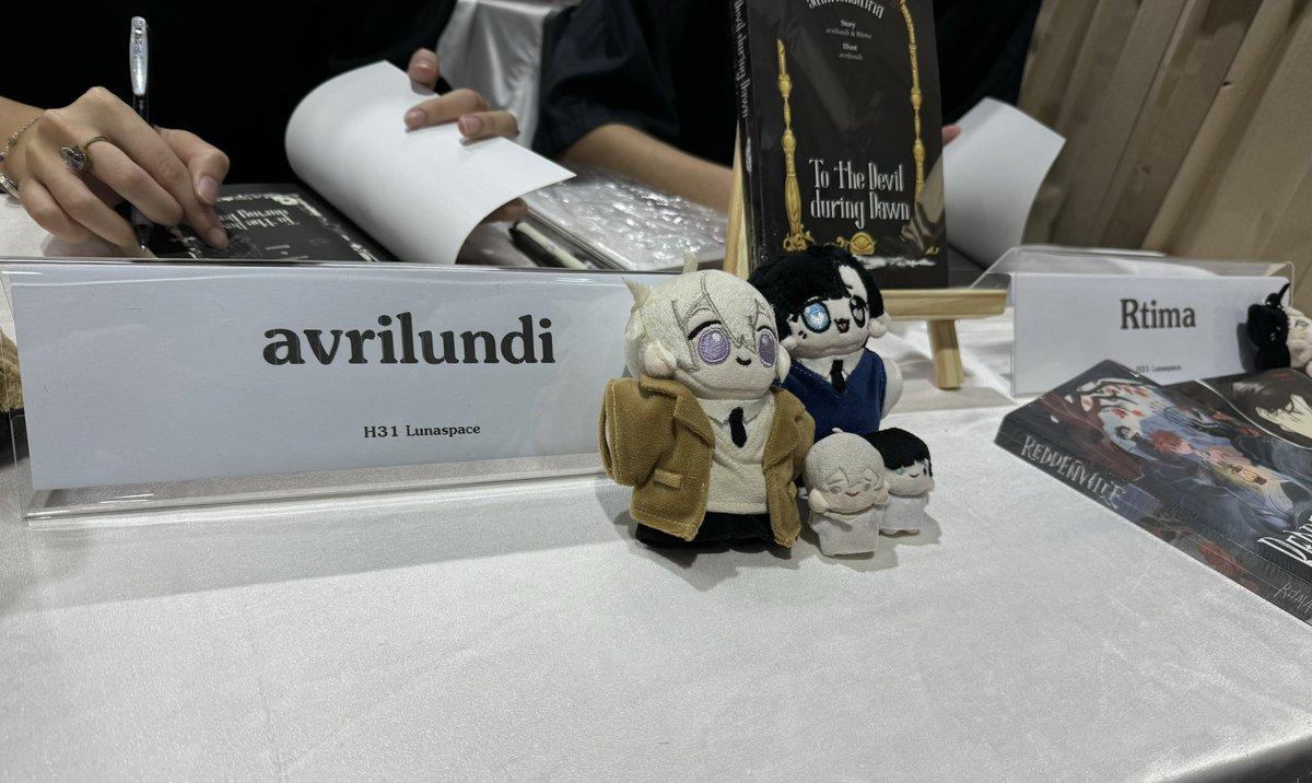 ตอนนี้คุณ <a href="/Rtima1123_art/">🍁Rtima</a> และคุณ <a href="/avrilundi/">avr🍸</a> เดินทางมาถึงบูธ H31 ของเราเรียบร้อยค่ะ! 

คุณนักเขียนจะอยู่กับพวกเราจนถึงเวลา 14.50 น. นะคะ แวะมาทักทายกันน้า 🩵