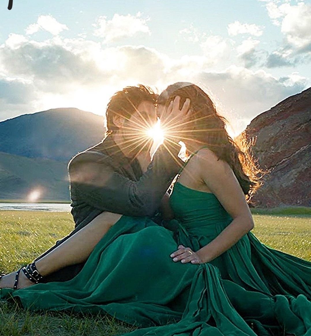 CricCineHub's tweet image. #BhoolBhulaiyaa3 next song - a romantic song ft. Kartik Aaryan &amp;amp; Triptii Dimri will come out on 22nd Oct. 💯 CONFIRMED.

It's not a remake of #LabonKo song.

Teaser out tomorrow! 

#KartikAryan #TriptiDimrii #VidyaBalan #MadhuriDixit #YeDiwaliBhoolBulaiyaaVaali 🤙