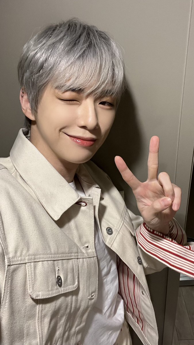kd_officialx's tweet photo. [📸] 241020 <에버라인 팬사인회> 완료🤍

#강다니엘 #KANGDANIEL 
#ACT #Electric_Shock https://t.co/FrHF5O07TH