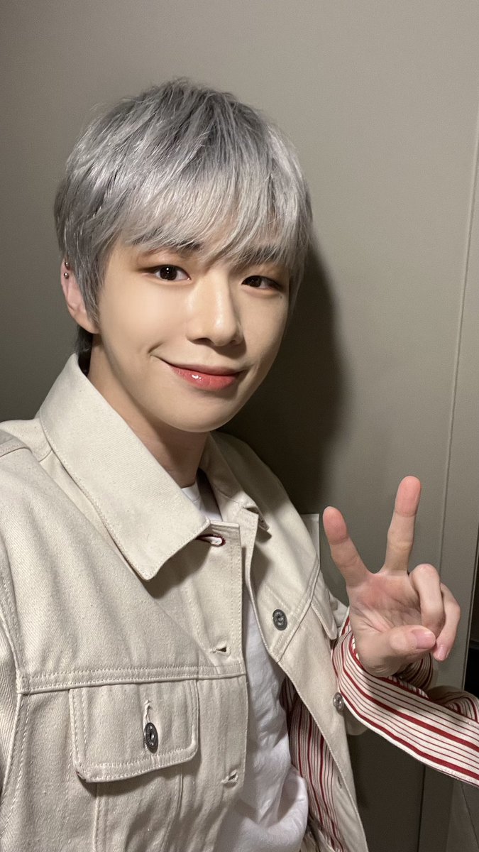 kd_officialx's tweet photo. [📸] 241020 <에버라인 팬사인회> 완료🤍

#강다니엘 #KANGDANIEL 
#ACT #Electric_Shock https://t.co/FrHF5O07TH