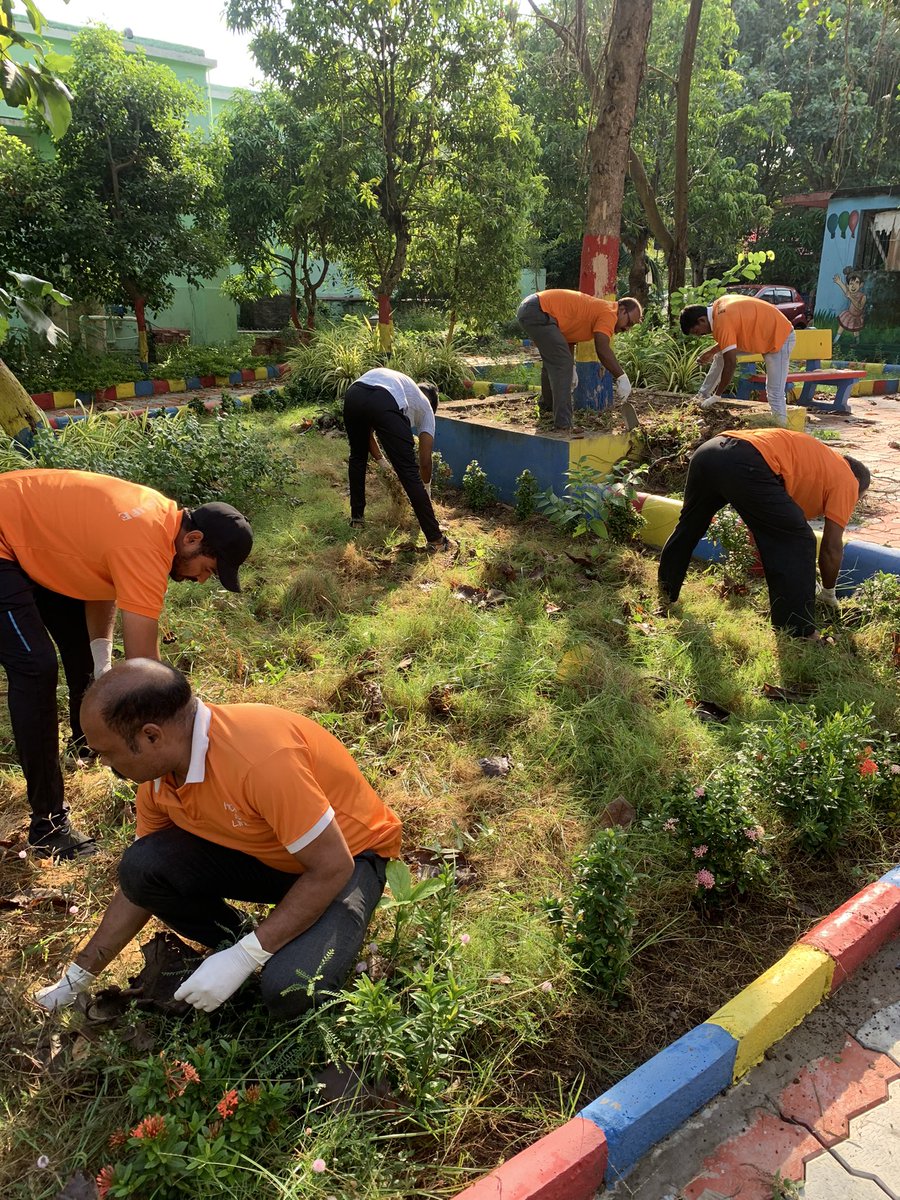 SureshNanda20's tweet photo. Cleaning work at chandan hajuri hospital campus, Puri by our organisation Hope Is Life @sambitswaraj @PMOIndia  @CMO_Odisha @MohanMOdisha https://t.co/T9yHiVMJy4