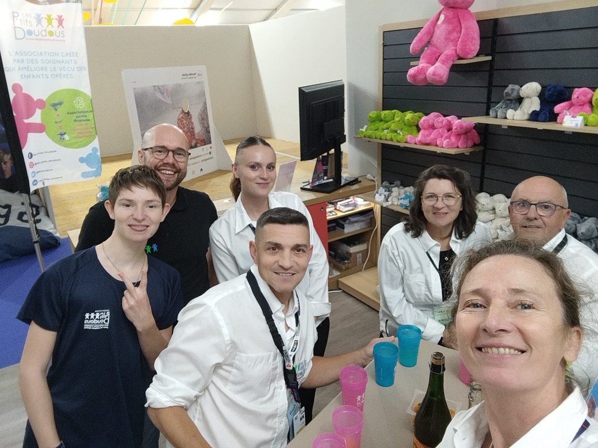 Association Les P'tits Doudous (@pdoudous) on Twitter photo Les P'tits Doudous et <a href="/ArmelTriponSkip/">Armel Tripon Skipper</a> au <a href="/VendeeGlobe/">Vendée Globe</a> ! Un stand 💙💚💖possible grâce aux soignants bénévoles et les salariés de nos mécènes ! 🙏🏻#enfant #sante #voile #recyclage ♻️une course pour grandir Les P'tits Doudous et <a href="/ArmelTriponSkip/">Armel Tripon Skipper</a> au <a href="/VendeeGlobe/">Vendée Globe</a> ! Un stand 💙💚💖possible grâce aux soignants bénévoles et les salariés de nos mécènes ! 🙏🏻#enfant #sante #voile #recyclage ♻️une course pour grandir