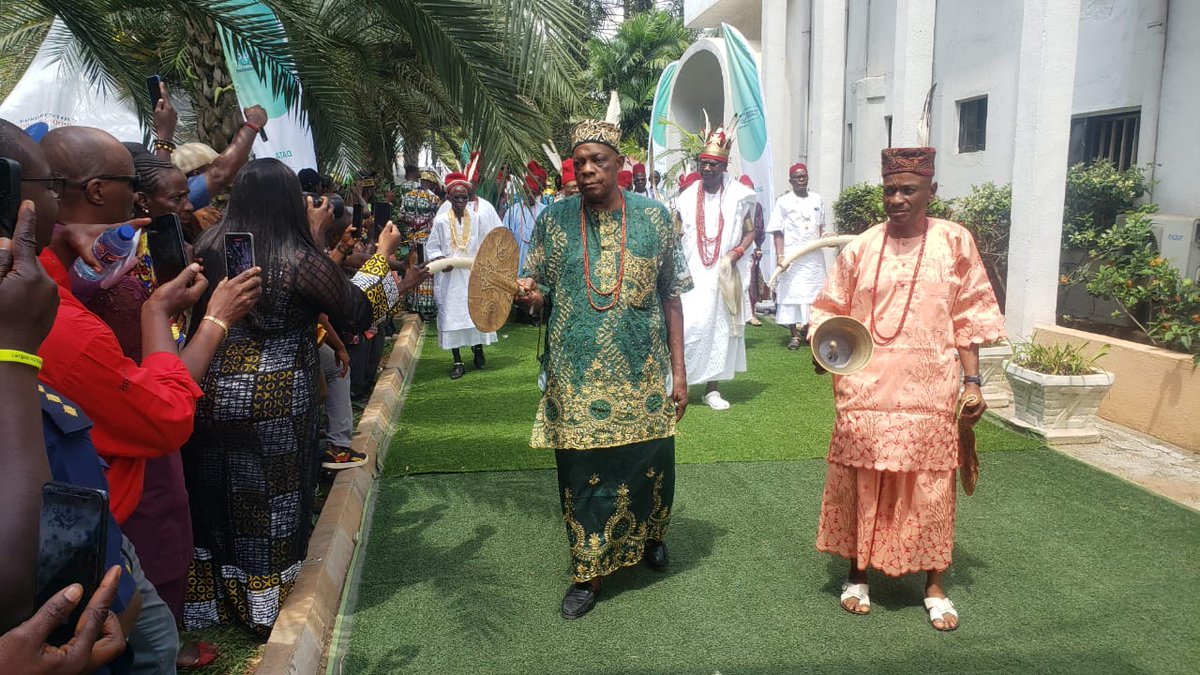 OfalaOnitsha's tweet photo. Ogbu onye mbosi ndụ na aguia!
Onye nwe obodo!
Agu!
Nwa Orezeobi!
His Majesty, Igwe Alfred Nnaemeka Achebe, mni, CFR, D.Litt, Agbogidi, the Obi of Onicha Ado N'Idu arrives the Ime Obi Ezechima Palace Grounds for the Azu #OfalaFestival2024
#OfalaFestival #Ofala #Onitsha https://t.co/9rAynS3SjO