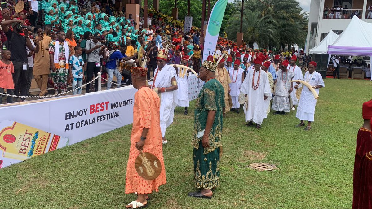 OfalaOnitsha's tweet photo. Ogbu onye mbosi ndụ na aguia!
Onye nwe obodo!
Agu!
Nwa Orezeobi!
His Majesty, Igwe Alfred Nnaemeka Achebe, mni, CFR, D.Litt, Agbogidi, the Obi of Onicha Ado N'Idu arrives the Ime Obi Ezechima Palace Grounds for the Azu #OfalaFestival2024
#OfalaFestival #Ofala #Onitsha https://t.co/9rAynS3SjO