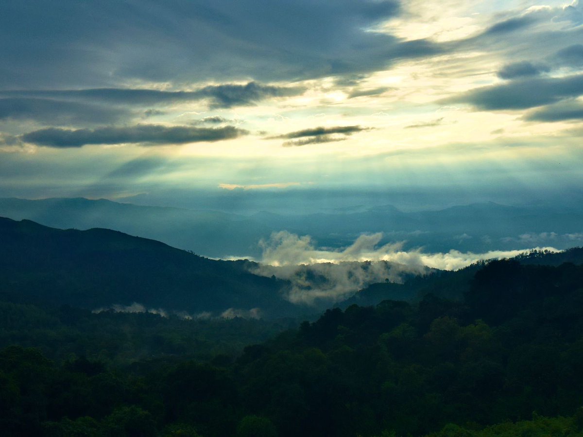 Mountains shrouded in mist 😶‍🌫️#SundayUnplugged 

#travel #photography #mountaingetaway