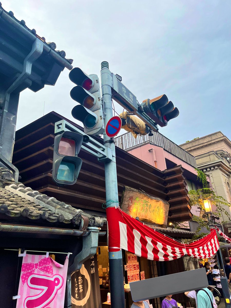 川越、お祭りのために信号機が横向いてる！