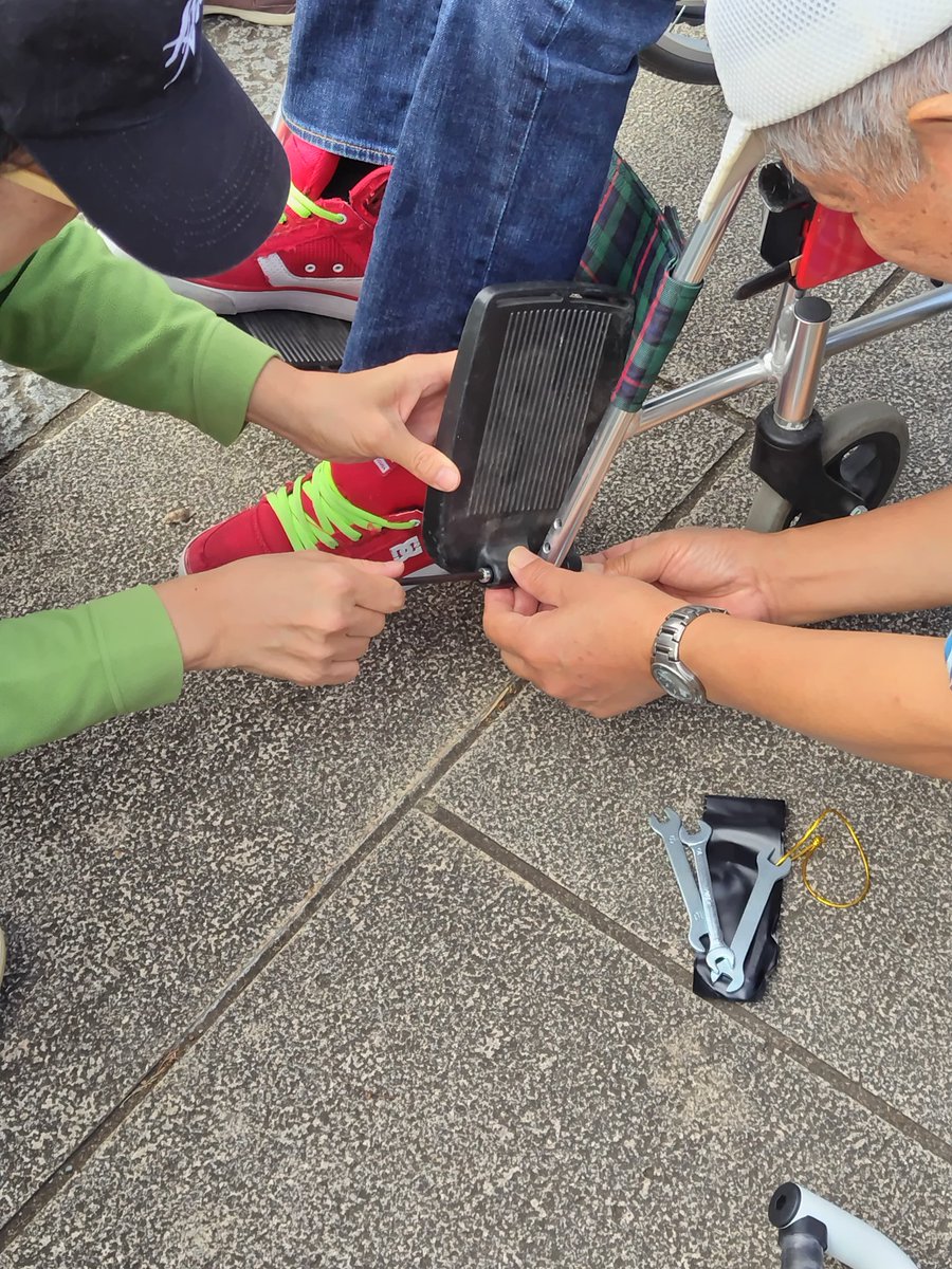 ohataro1's tweet photo. 秋晴れの葛西臨海公園、「その時どうする？」的な防災対応などなど、楽しい研修になりました。学びのあとのテラスプチ飲みも、ほぼ研修のうち(笑) #ユニバーサルおもてなし #葛西臨海公園 #Jinriki https://t.co/Uedi65bOnO