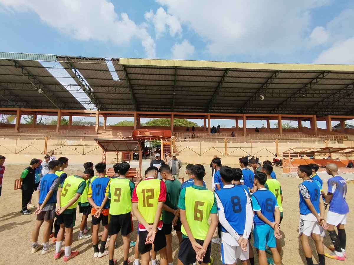 Memberikan dukungan kepada para pelajar Rembang yang akan berlaga di Piala Soeratin U-17, pagi tadi.
Selamat bertanding dan terus semangat!