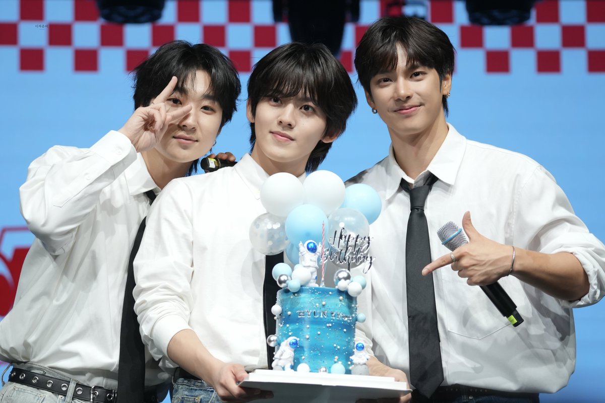 gomdoljj's tweet photo. 241020 
인어미닛 막내 현엽이 생일 가족 사진
#인어미닛 #InAMinute 
#재준 #준태 #현엽 https://t.co/St3mZeNB9A