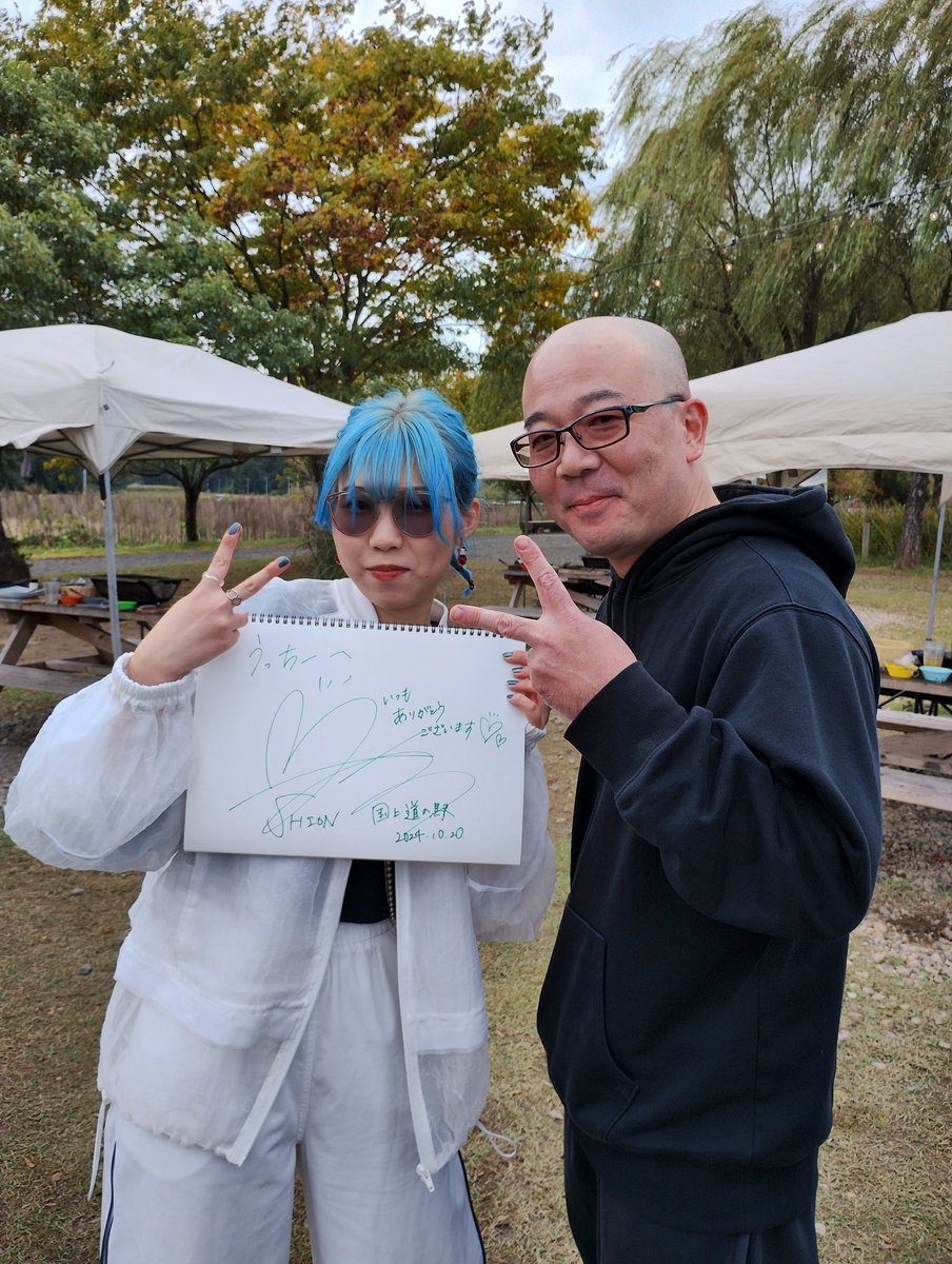 sevenroses12345's tweet image. 今日は、道の駅国上ライブ🎶
カバー曲からのオリジナルを楽しんだ😘青髪の写真貰いました🙏
やっと、「オレンジ」🍊撮りました👍
ほのぼのするとってもいい曲なんで聴いて下さい🙏
11月22日はSHION初ワンマンライブ🎶
ジョイアミーアで楽しもう😍😍

#SHION
#道の駅国上
#FIRSTALBUM