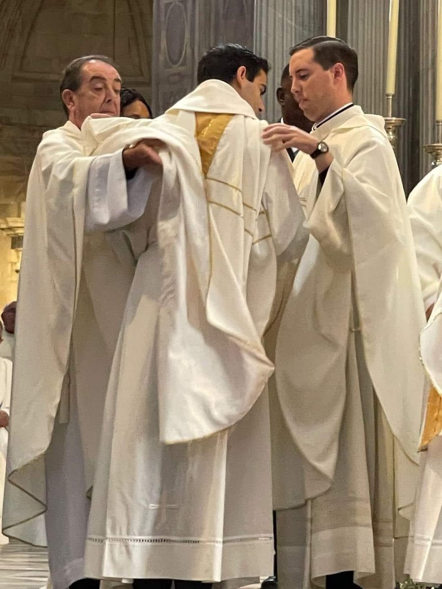 Queremos aprovechar estas líneas para felicitar a D. Daniel Gutiérrez García que ha sido ordenado sacerdote en la mañana de ayer en una ceremonia presidida por el Obispo de nuestra diócesis Rafael Zornoza Boy.

#elsenatus