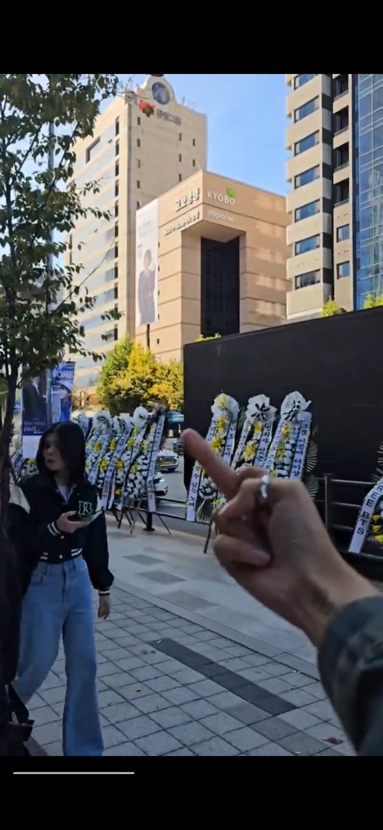 говорят что это Баниз устроили…  .Они значит нанимают юристов, подают иски в защиту своих артистов, Хани идет в ассамблею решать « очень важное дело» о принижениии артистов в компании, и тем временем банис : 
сами себя обесценили🤪🤡🗿
Полкчается они Арми войну обьявили?