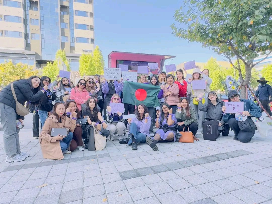 minpiku_'s tweet photo. The food truck project from Bangladesh in front of hybe showing support towards Suga &amp; BTS! 🇧🇩 💜

WE LOVE YOU YOONGI
#BTSisSeven
사람들은 말해 세상이 다 변했대
#WeLoveYouYoongi 
#BangladeshToBangtan 
#BTSis7 
@btsbdproject https://t.co/LUg6pS0gCr