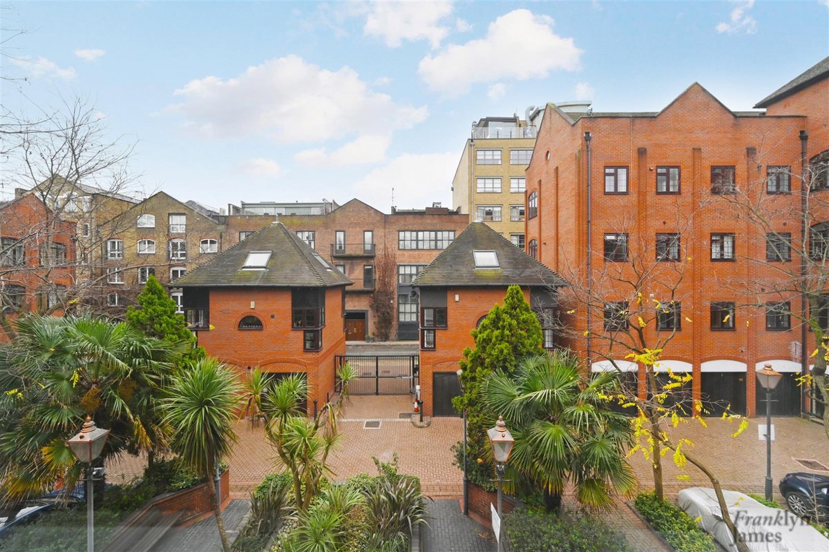 PacificEstate3's tweet photo. 1-Bedroom Flat in St. Georges Square, Narrow Street, London, E14 £1,950 pcm #LimehouseLiving #StGeorgesSquare #LondonFlatForSale #RiversideProperty #NarrowStreet #ModernLiving #LondonRealEstate #DLRAccess #CanaryWharf #CityLife #PropertyInvestment #FlatForSale #LondonHomes #Urba https://t.co/bs0AQCjl2e