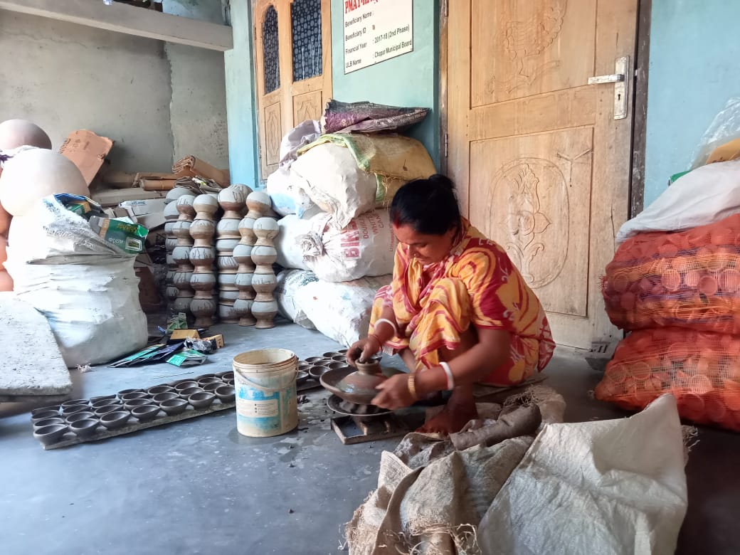 Hope eludes lamp makers this festive season in Assam eastmojo.com/premium/2024/1…