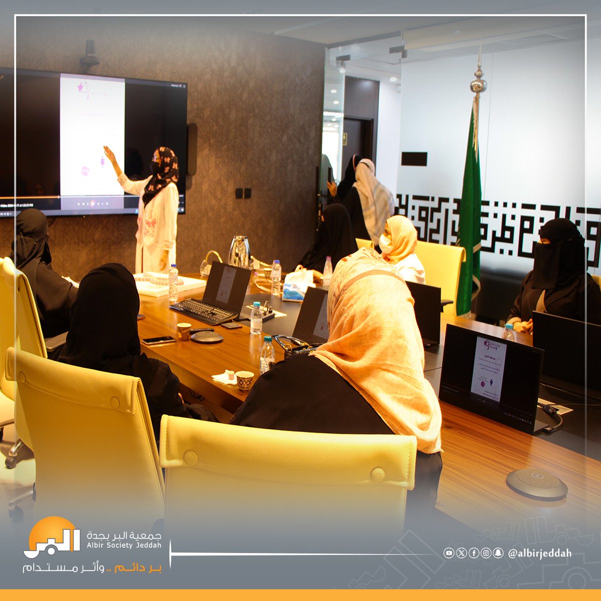 albirjeddah's tweet photo. نظمت جمعية البر بجدة لقاءً توعوياً لمنسوبيها حول الوقاية من سرطان الثدي، وذلك بالتعاون مع مجمع الملك عبدالله الطبي بجدة ومجمع إرادة لخدمات الصحة النفسية تحت عنوان "البر بجانبك دائماً.. أنتِ بأمان"، واستهدف اللقاء "التوعية بأهمية الكشف المبكر عن المرض".

شهد اللقاء مشاركة مميزة من الأسر المستفيدة من الجمعية فقد عرضن منتجاتهن وتحدثن عن رحلة علاجهن بسرطان الثدي مما أضفى على الحدث طابعاً إنسانياً عميقاً

ولضمان تقديم رعاية صحية شاملة قام فريق طبي من مستشفى السعودي الألماني بإجراء فحوصات للعلامات الحيوية لمنسوبي الجمعية.

#بر_جدة