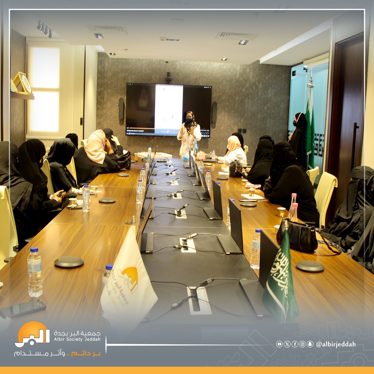 albirjeddah's tweet photo. نظمت جمعية البر بجدة لقاءً توعوياً لمنسوبيها حول الوقاية من سرطان الثدي، وذلك بالتعاون مع مجمع الملك عبدالله الطبي بجدة ومجمع إرادة لخدمات الصحة النفسية تحت عنوان "البر بجانبك دائماً.. أنتِ بأمان"، واستهدف اللقاء "التوعية بأهمية الكشف المبكر عن المرض".

شهد اللقاء مشاركة مميزة من الأسر المستفيدة من الجمعية فقد عرضن منتجاتهن وتحدثن عن رحلة علاجهن بسرطان الثدي مما أضفى على الحدث طابعاً إنسانياً عميقاً

ولضمان تقديم رعاية صحية شاملة قام فريق طبي من مستشفى السعودي الألماني بإجراء فحوصات للعلامات الحيوية لمنسوبي الجمعية.

#بر_جدة