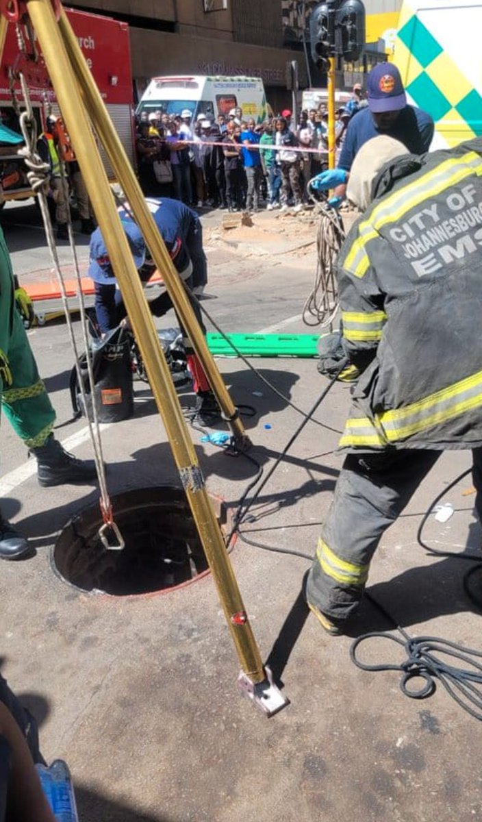 _ArriveAlive's tweet photo. Three contractors were rescued and transported to nearby medical facilities, while two were confirmed dead in the Johannesburg CBD https://t.co/ieKUUZkpuu
#ArriveAlive #WorkersRescued @CityofJoburgEMS https://t.co/VA6EHHrZUl