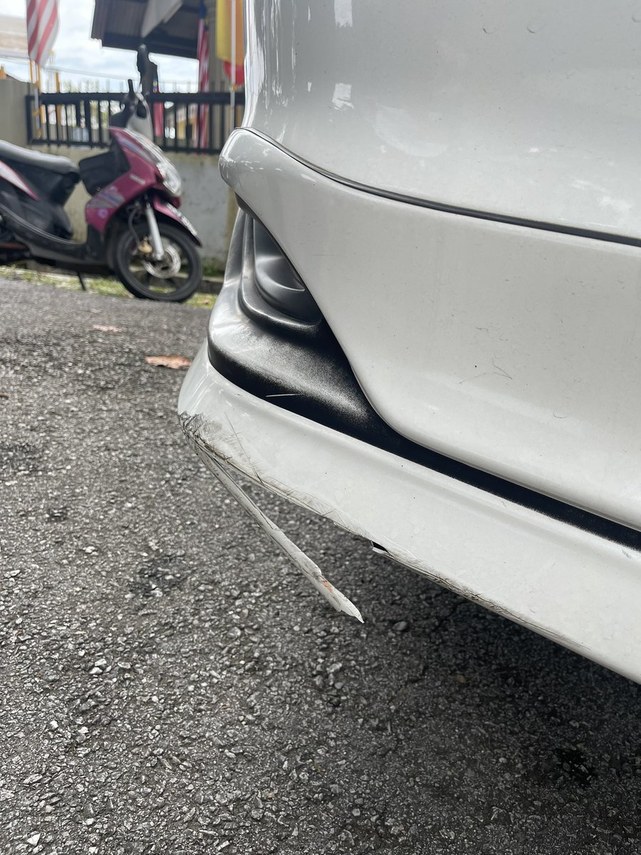 Catalyea_AY's tweet photo. Harini ada pompuan sewel langgar kete aku sbb dia xnak kalah. Tayar da cium tayar dia masih lg nk tekan minyak. X psl2 1 kampung serang rmh dia tadi. Kata mak mentua dia ; dia tu mmg selalu langgar kete org. Tp harini dia silap org la. Jgn main2 sama org KRU! #klangdarulcolombia https://t.co/d1uNnlZX3P